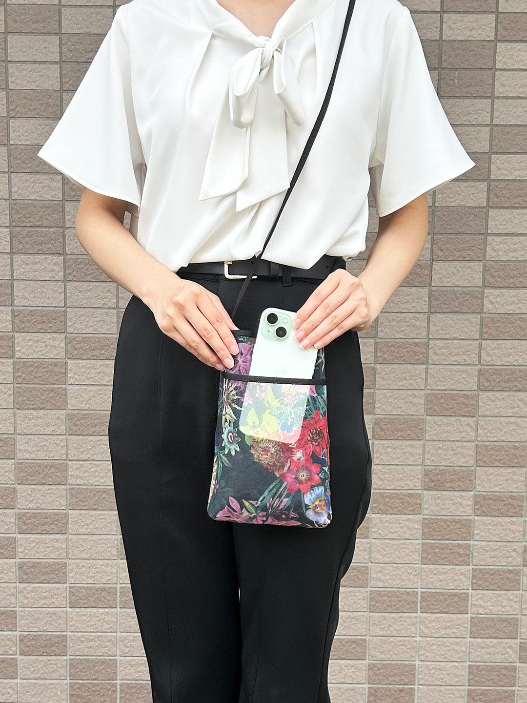 【SALE 30％OFF】：スマホポシェット[ネット]
